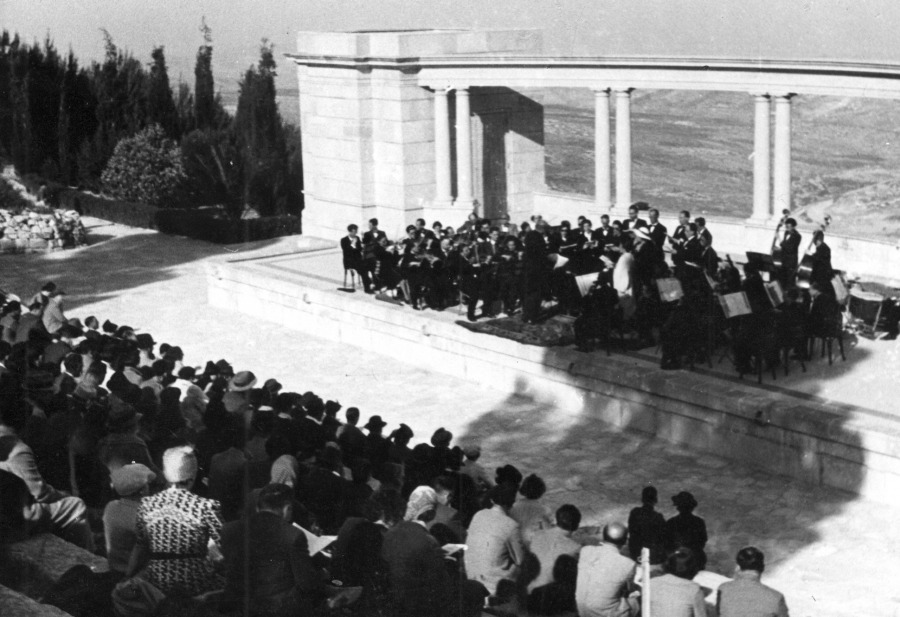 קונצרט באוויר הפתוח באמפיתיאטרון של האוניברסיטה העברית, 1 בינואר 1940