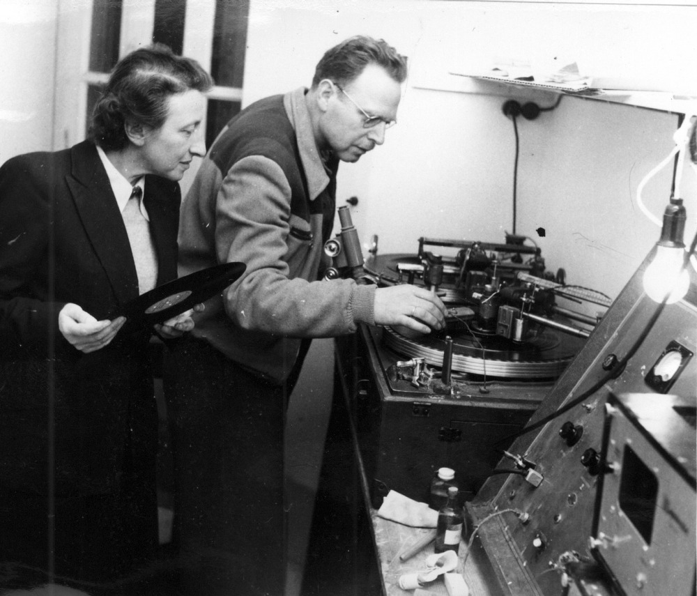 THE DEPARTMENT OF MODERN MIDDLE EASTERN AND ORIENTAL STUDIES. IN THE LABORATORY OF ORIENTAL MUSIC. MRS. ESTHER GERSON-KIWI, RESE